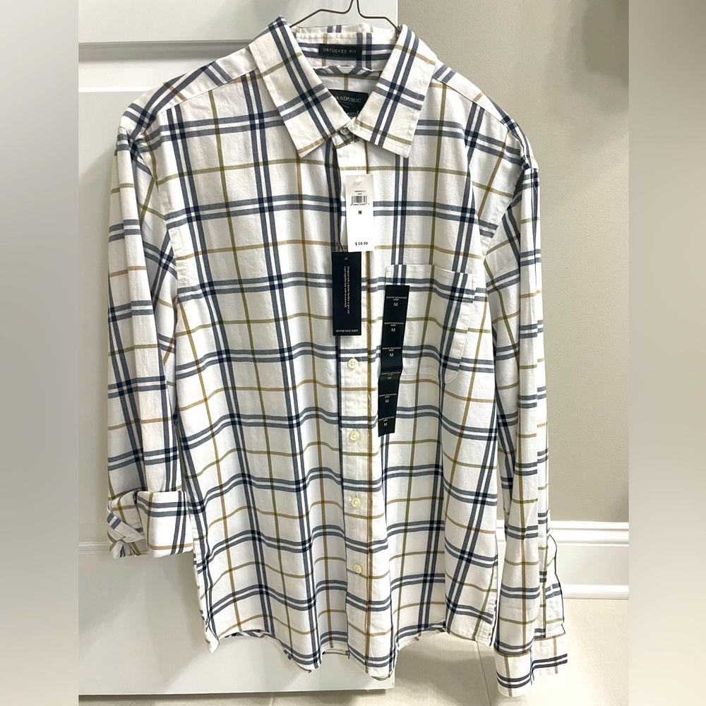 Banana Republic untucked fit, long sleeve, Men’s button up size Medium.
